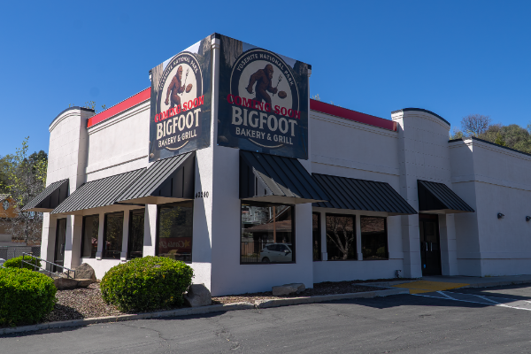 Exterior of Bigfoot Bakery & Grill in Oakhurst, California